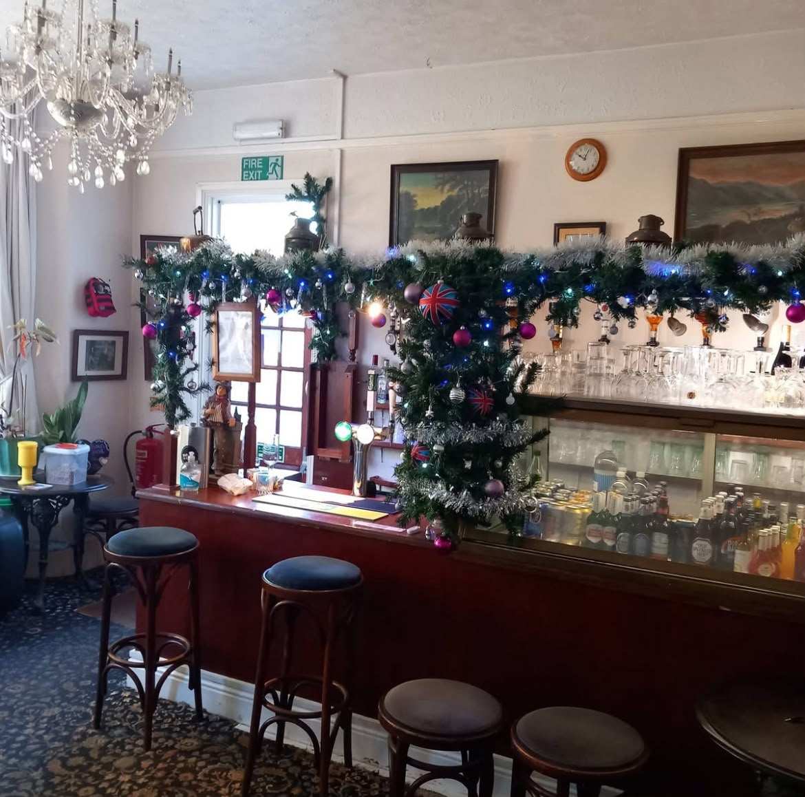 The hotel bar with stools, decorated with garlands